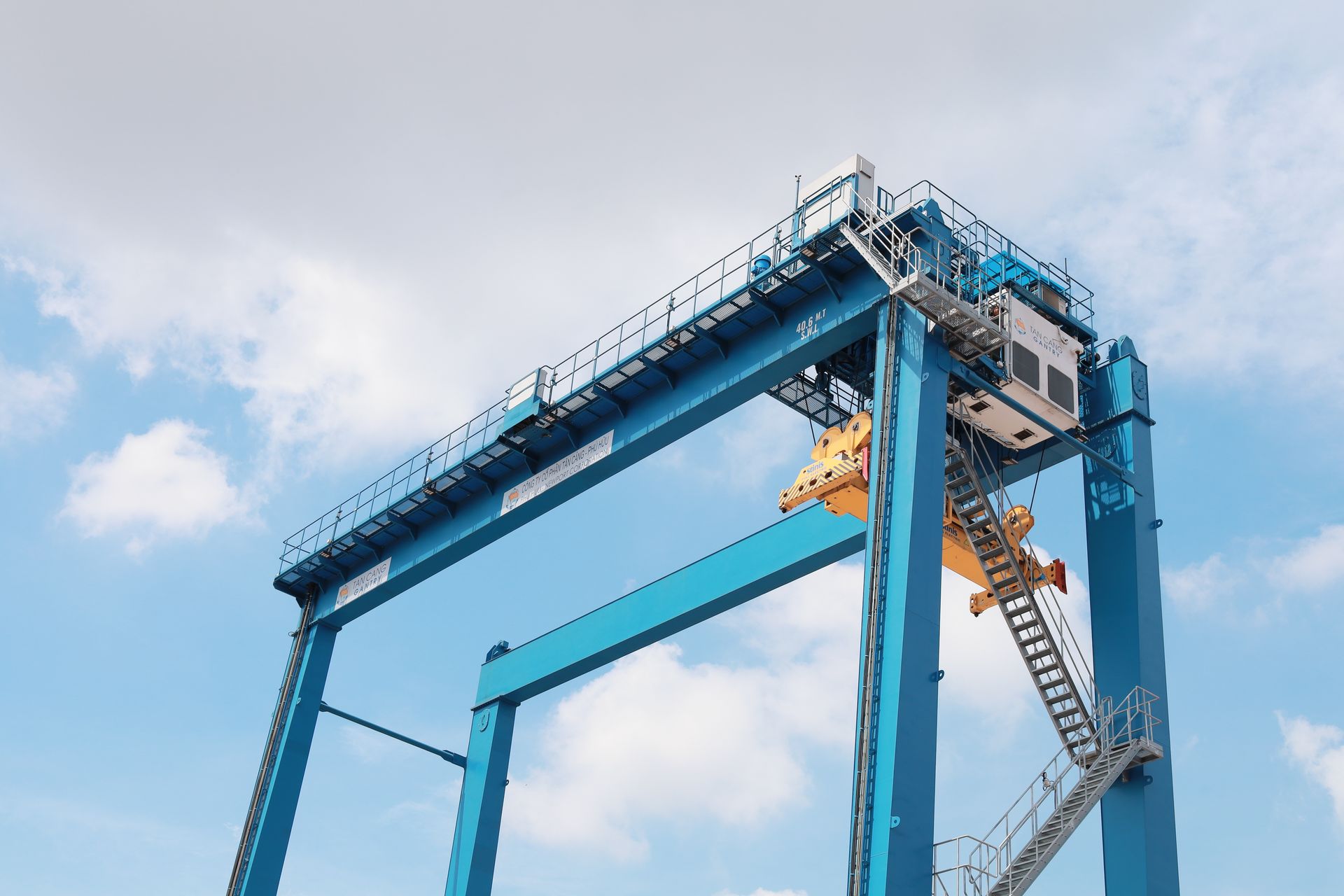 Cẩu RTG màu xanh mang thương hiệu Tân Cảng Gantry
