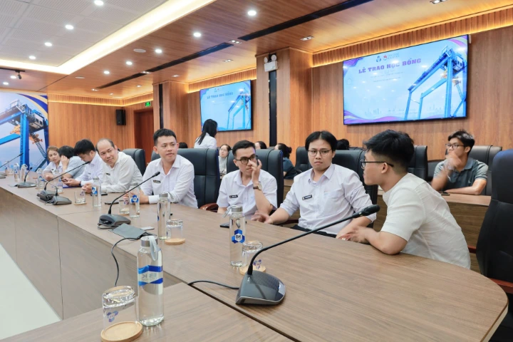 Lãnh đạo và cán bộ Tân Cảng Gantry giao lưu cùng sinh viên Bách khoa