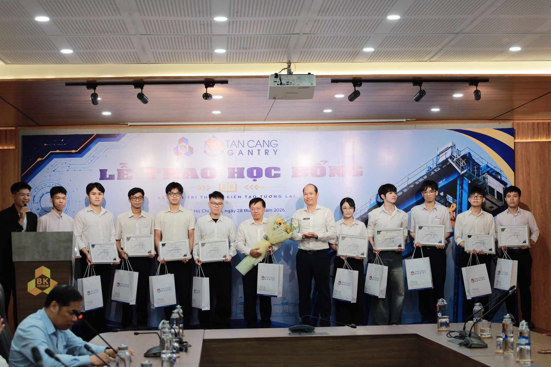 Tân Cảng Gantry trao học bổng cho sinh viên vượt khó học giỏi