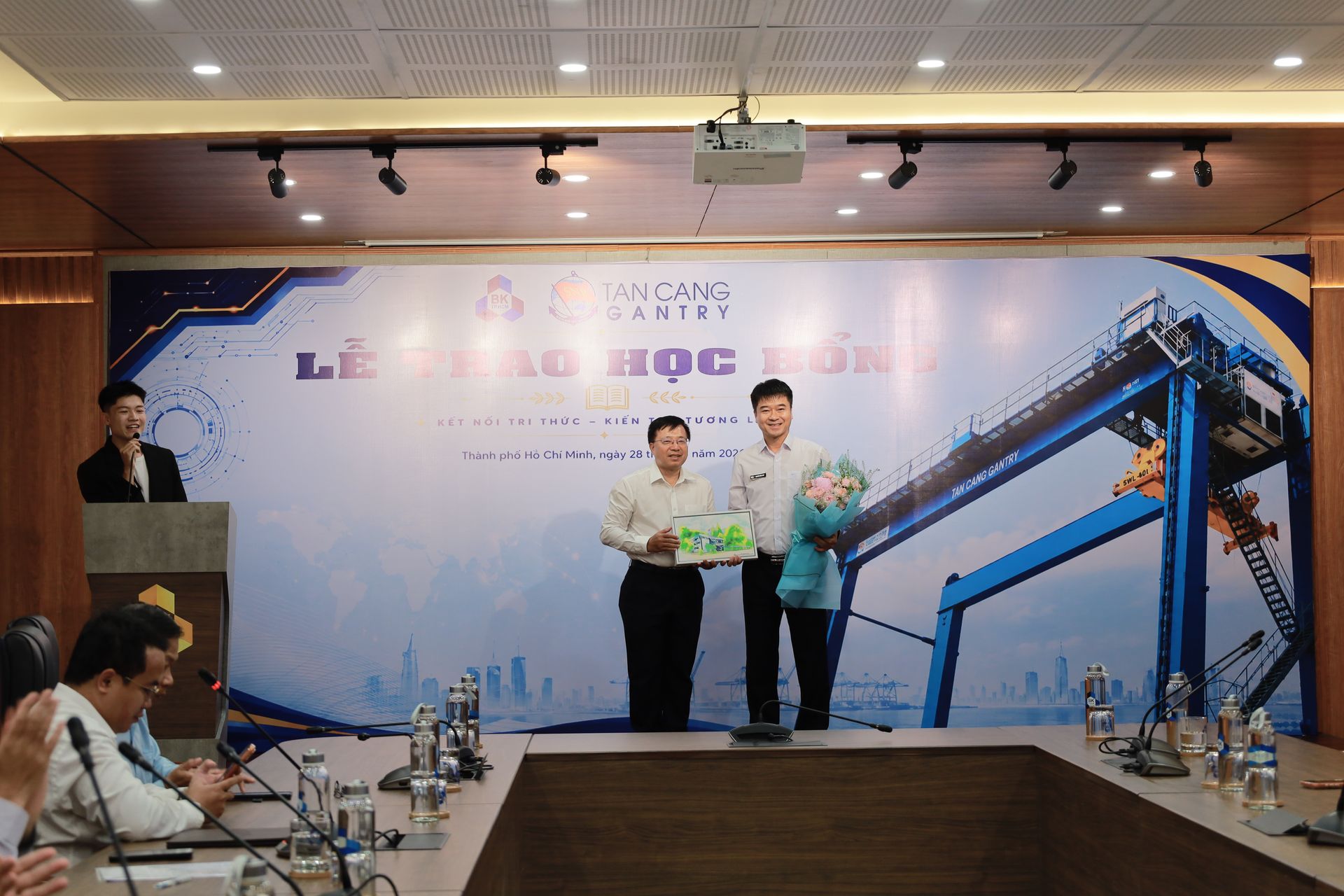 Đại diện Trường Đại học Bách khoa phát biểu cảm ơn Tân Cảng Gantry