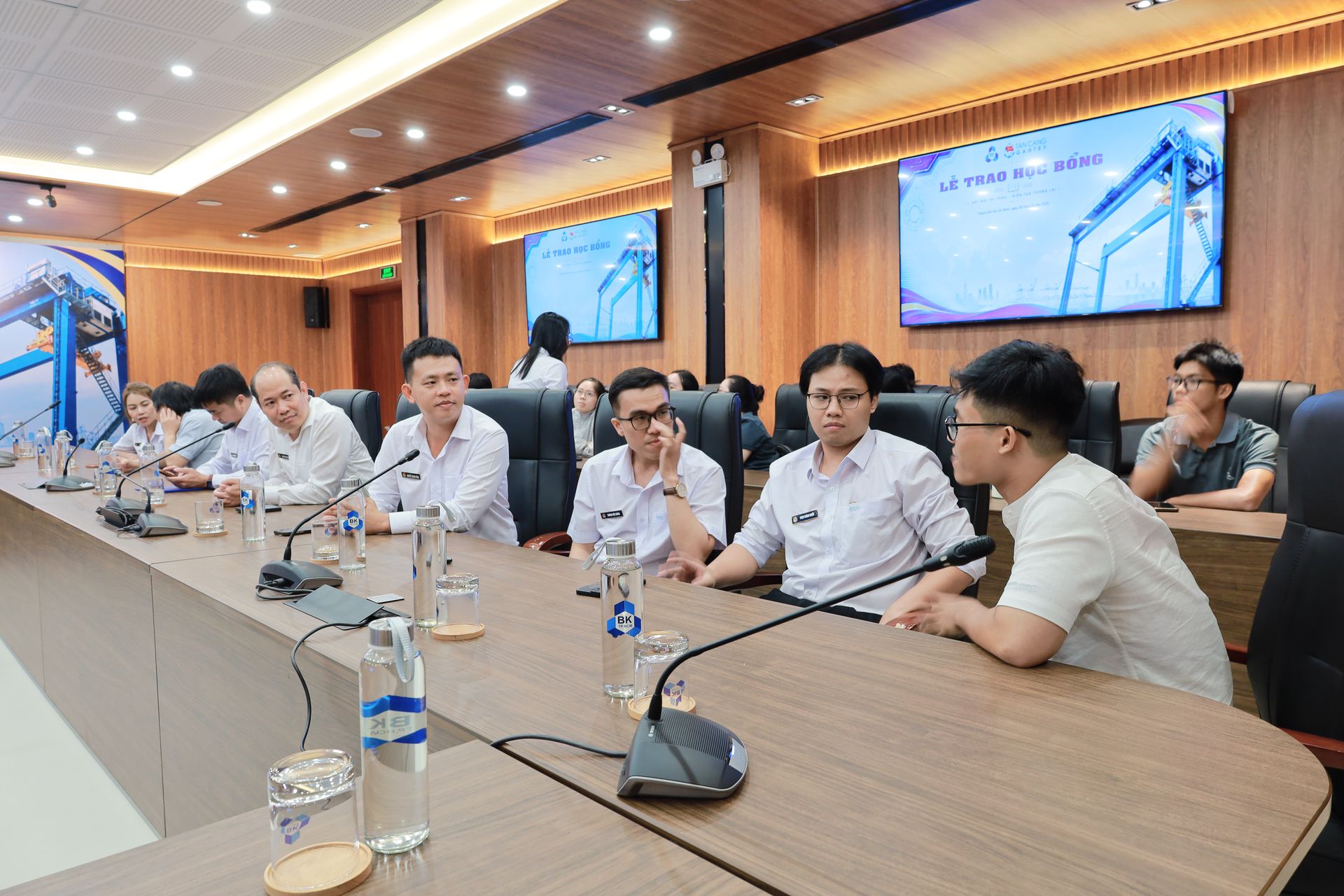 Lãnh đạo và cán bộ Tân Cảng Gantry giao lưu cùng sinh viên Bách khoa