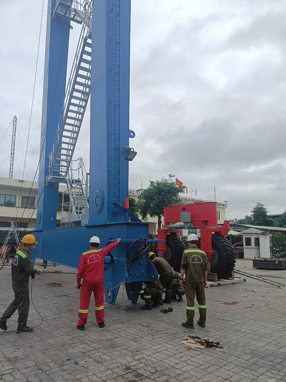 Nhân sự Tân Cảng Gantry làm việc tại dự án