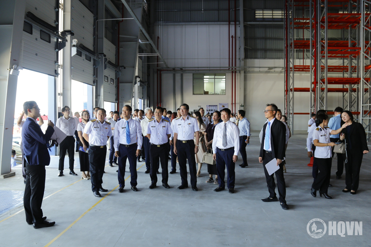 Các đại biểu tham quan hệ thống kho bãi tại Trung tâm Logistics Tân Cảng Lạch Huyện