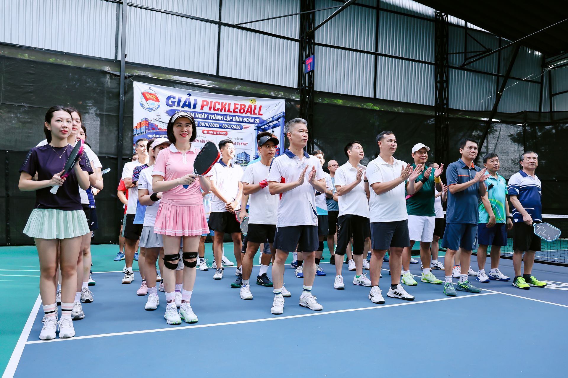 Các vận động viên tham dự lễ khai mạc giải giao lưu Pickleball 2026
