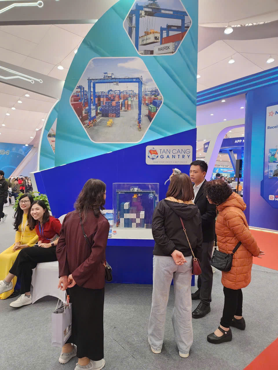 Không gian trưng bày của Tân Cảng Sài Gòn tại Triển lãm Quốc phòng Quốc tế Việt Nam 2024