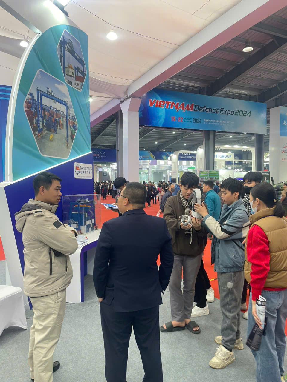 Khách tham quan tìm hiểu các sản phẩm và giải pháp của Tân Cảng Gantry tại triển lãm