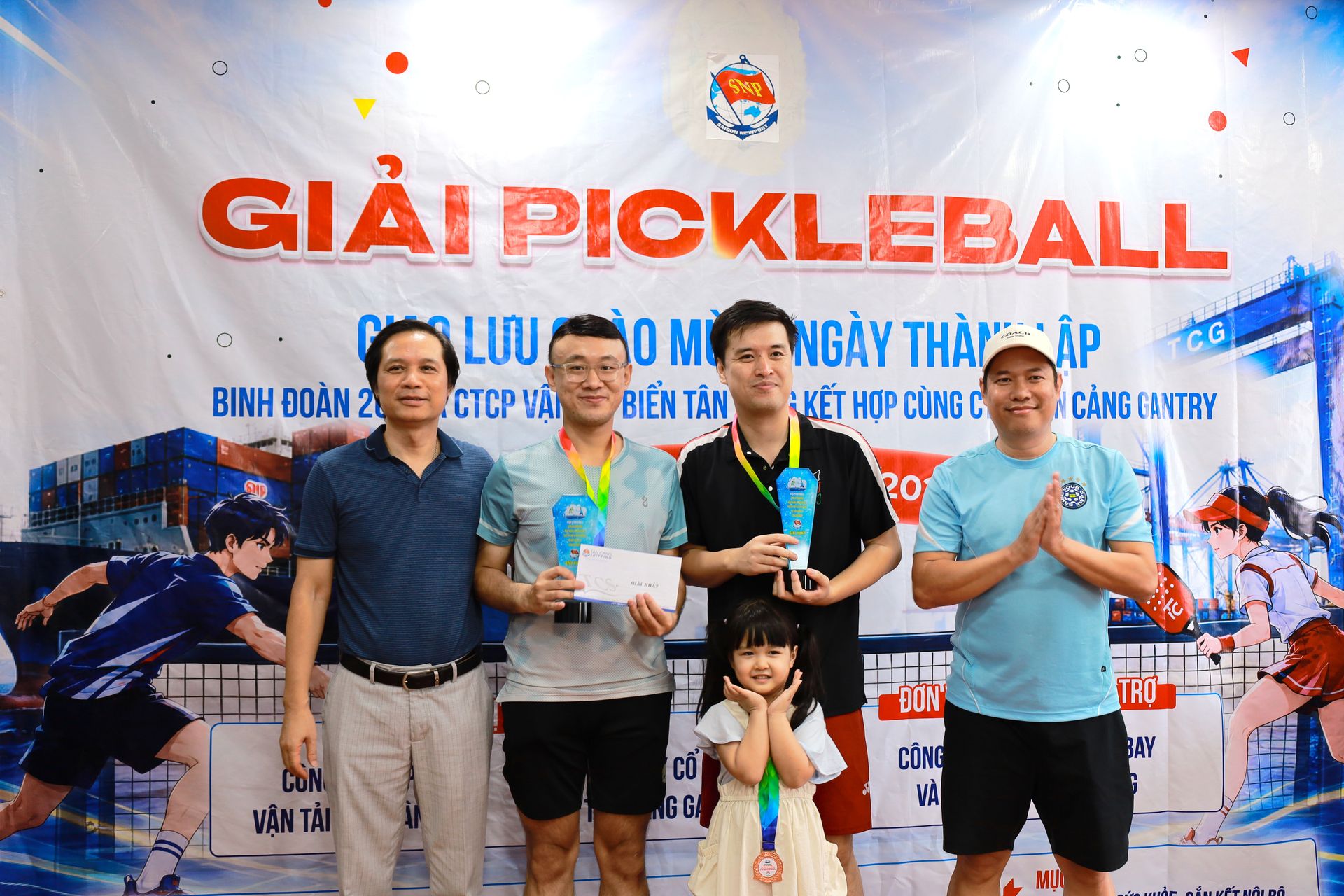Trao giải Nhất nội dung đôi nam
