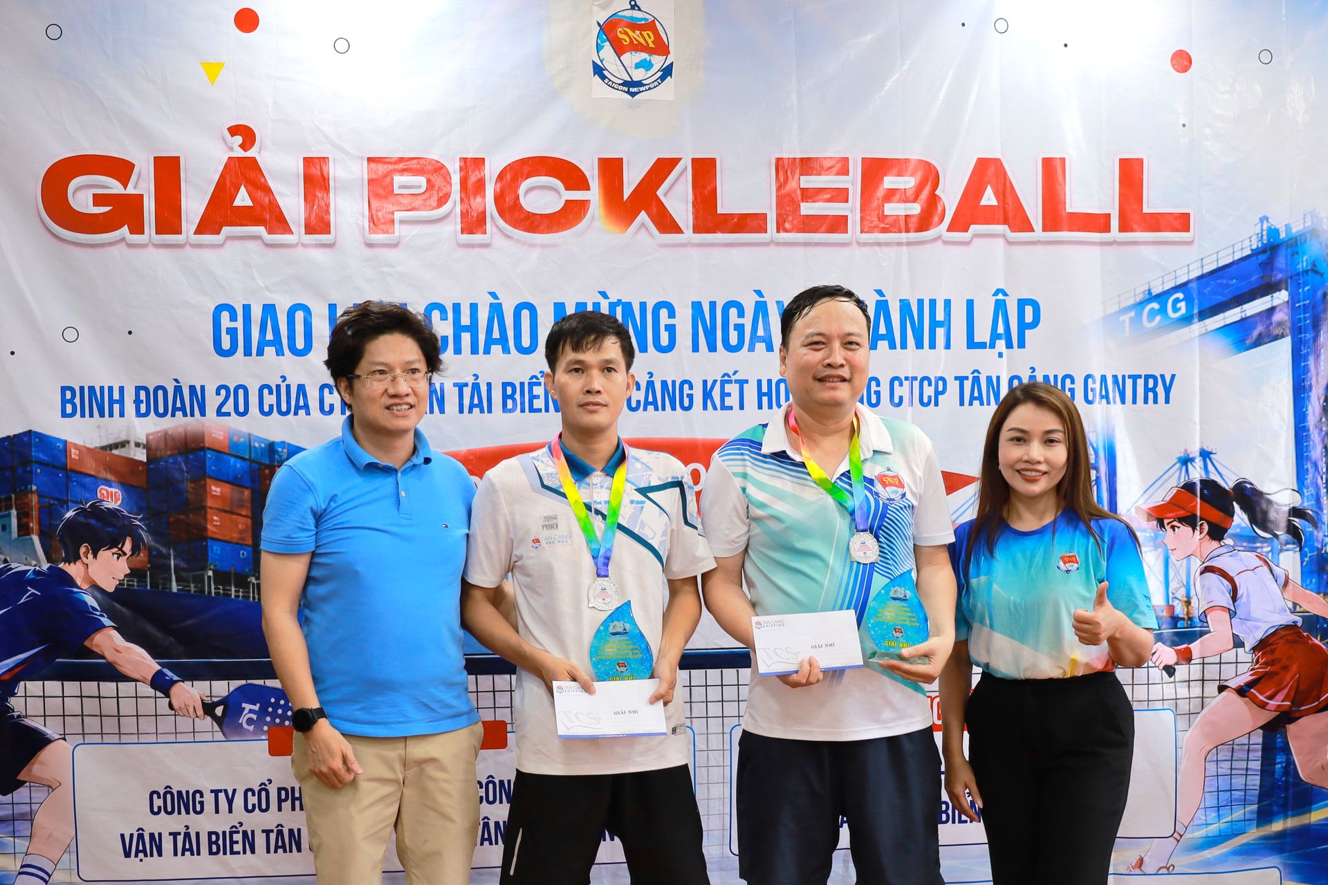 Trao giải Nhì nội dung đôi nam
